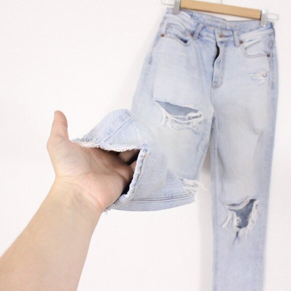 *American Eagle Outfitters Light Wash Ripped Mom Jeans - Picture 1 of 7